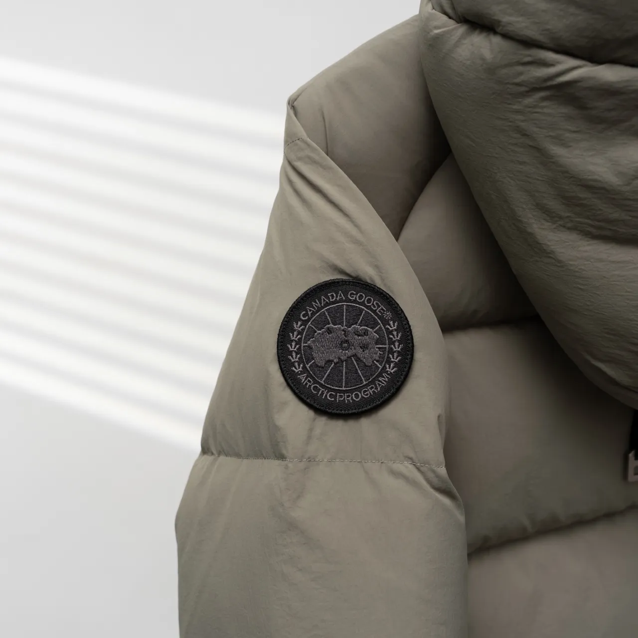 P880 CANADA GOOSE丨Canada Goose Ouyang Nana Generation Hooded Down Jacket Color: Wormwood Green Size: S-XXL